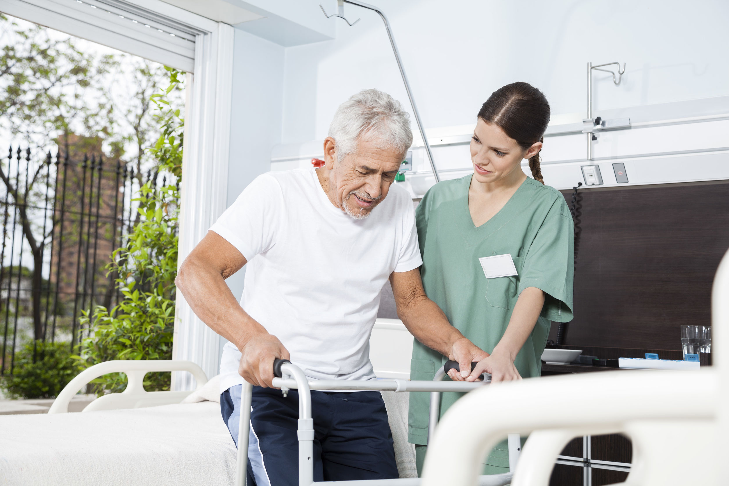 Elder life. Медсестра в доме престарелых. Медсестра и семья пациента. Медсестра обучает пациента. Медсестра оказывает помощь пациенту.